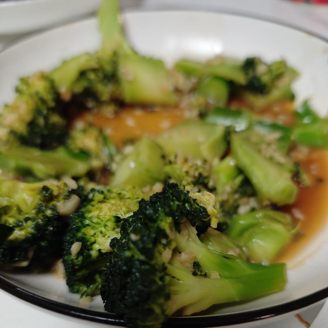 好吃到爆的耗油蒜蓉西兰花(从不修图，喜欢请关注)