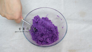 紫薯鸡蛋卷（宝宝早餐食谱）的做法 步骤2
