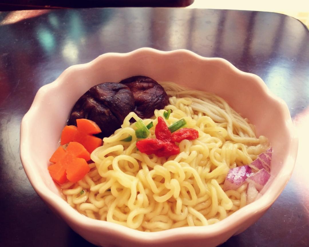香菇素食方便面的做法