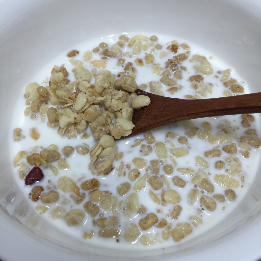 牛奶燕麦泡香蕉（减肥快手早餐）