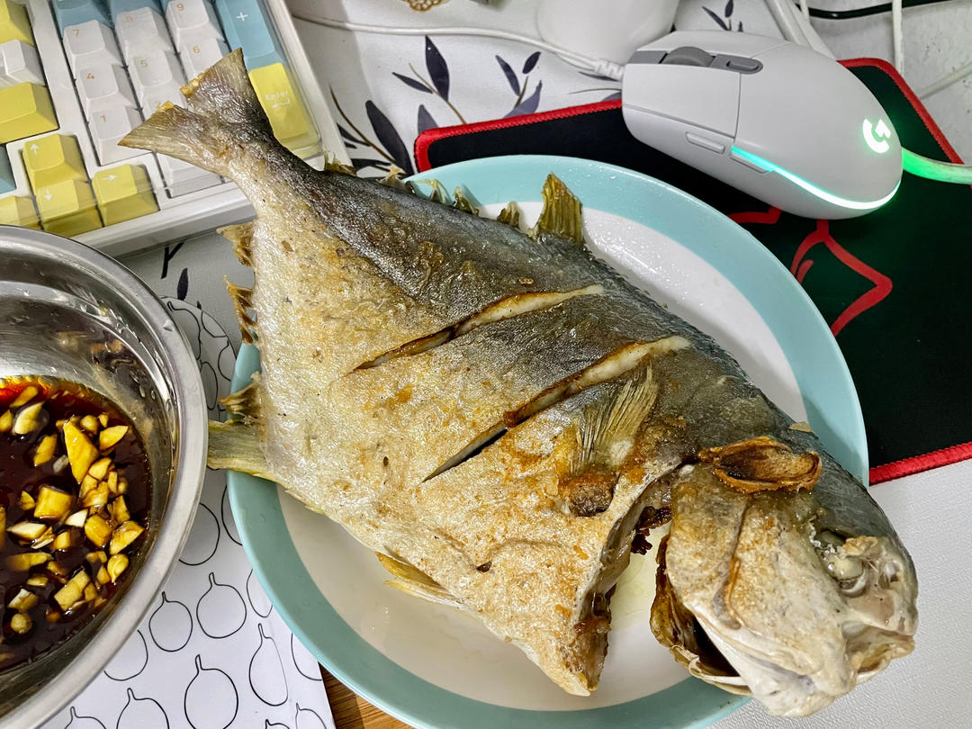 完美版干煎鲳鱼，皮不破、肉不碎、外香里嫩。