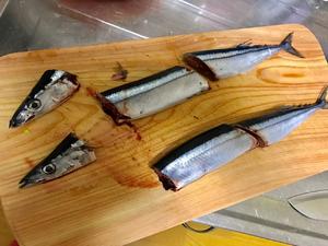 砂锅秋刀鱼饭的做法 步骤2