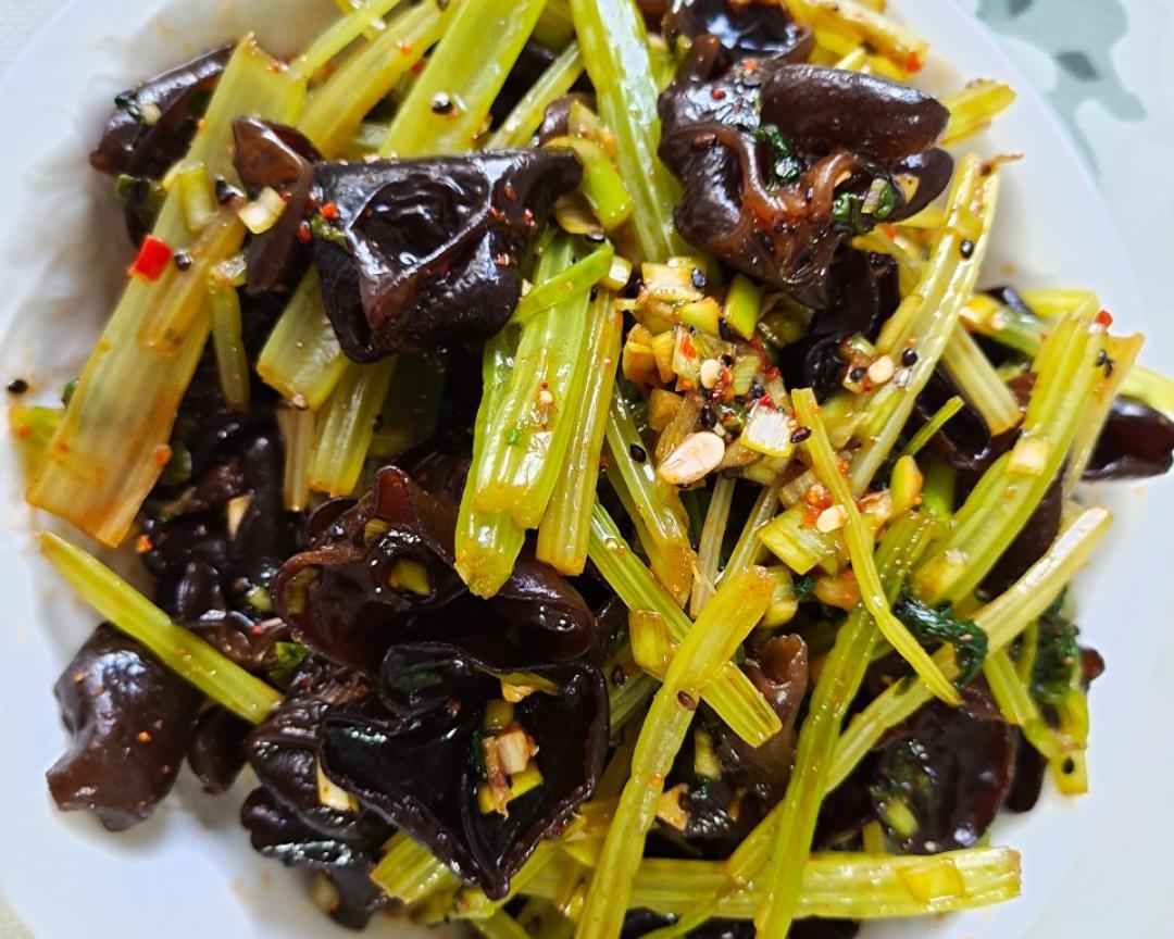 凉拌芹菜木耳的做法