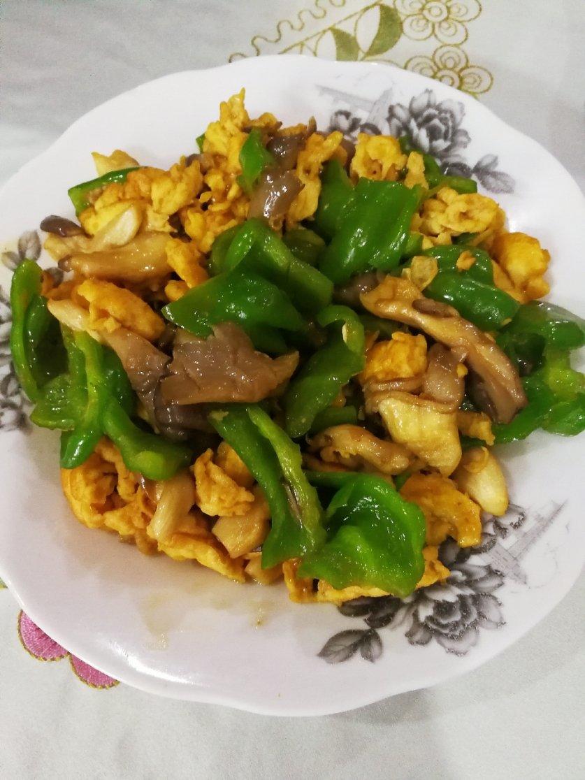 平菇青椒炒鸡蛋 好吃又营养的超快手家常菜