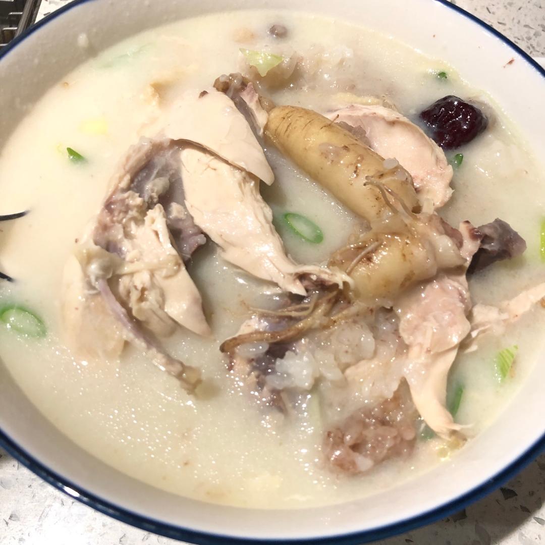 韩国传统参鸡汤（삼계탕)