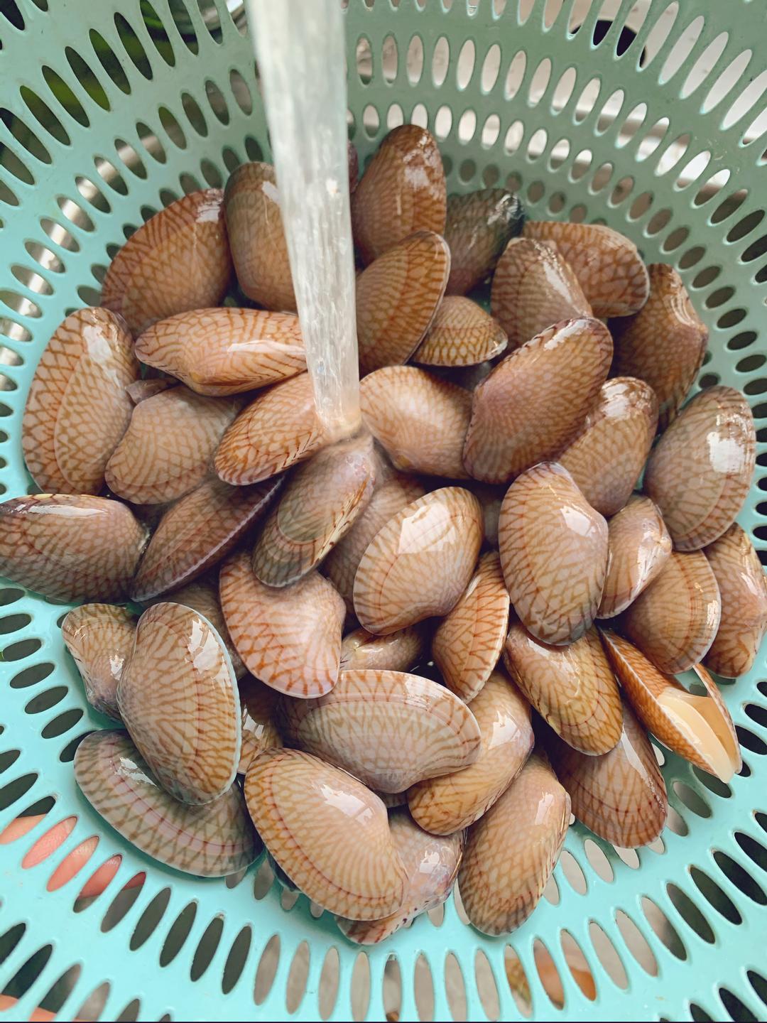 蒜蓉粉丝花甲的做法 步骤2