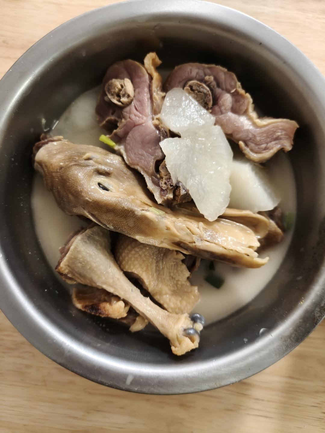 腊鸭萝卜汤！！