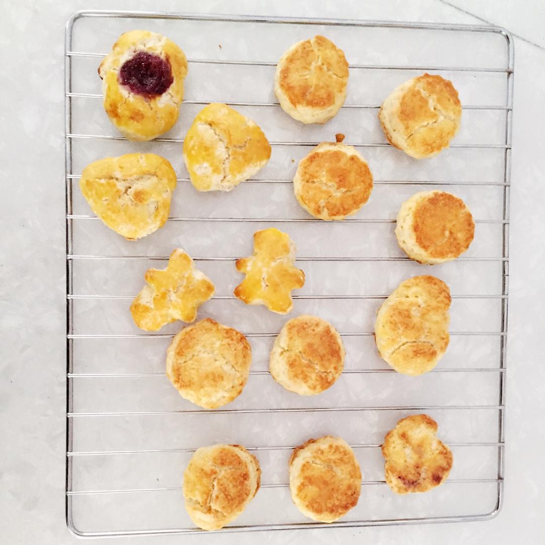 【视频】3分钟 奶油司康Scone(可能是世界上最快手的司康) 消耗淡奶油～