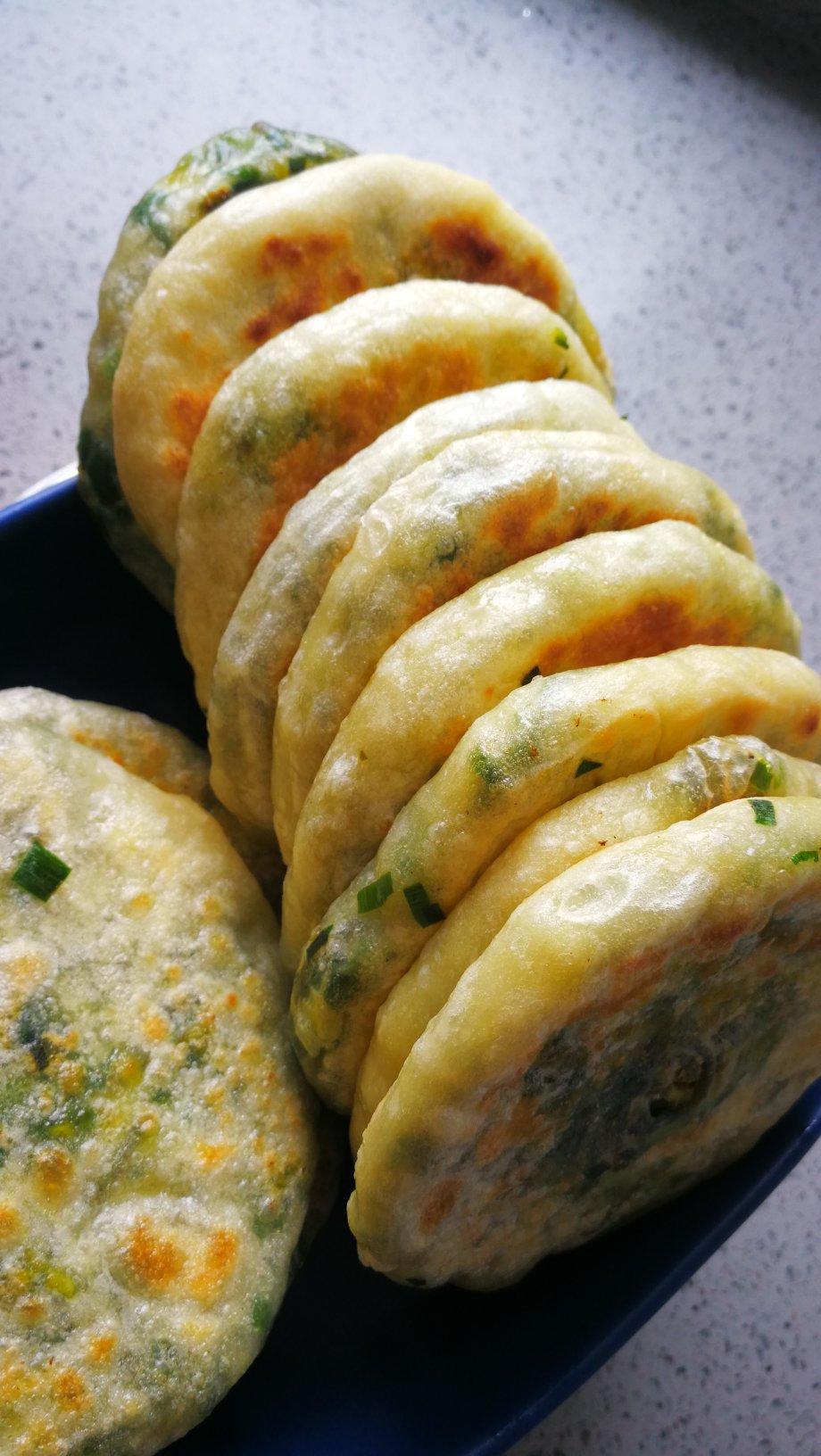 明都花园做的皮薄如纸的韭菜馅饼免揉面法