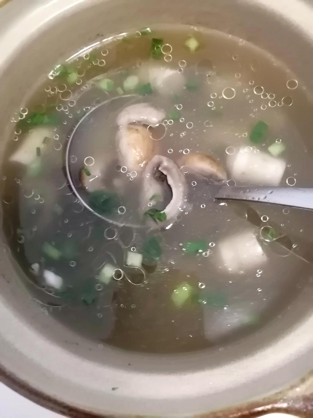 鲜掉眉毛口蘑汤