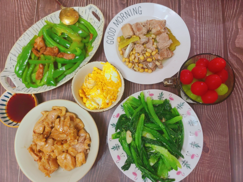 广州家常菜之两肉一菜一汤(红烧鸡腿肉+青椒炒肉+蒜蓉炒油麦菜)的做法