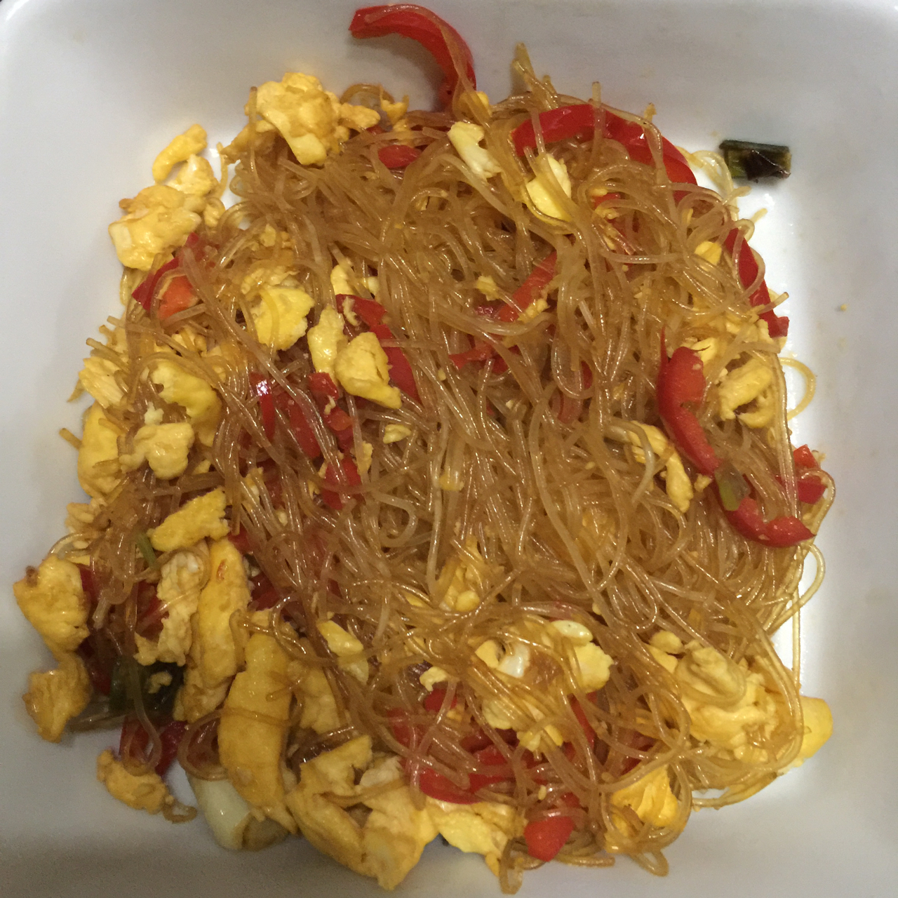 熊妈学做菜做的红椒粉丝炒鸡蛋