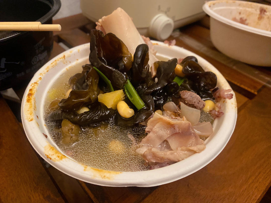 孩子爱喝的黄豆炖猪蹄，清香不油腻，先煎后炖才能软糯弹牙