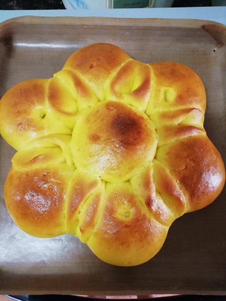 南瓜花朵豆沙面包