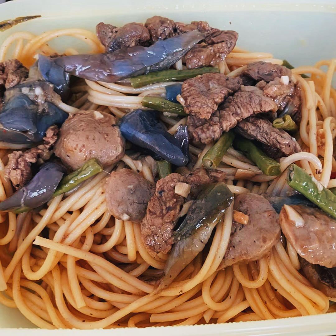 西餐厅的黑椒牛柳意面（附秘制黑椒汁做法）