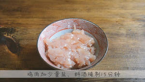鸡米芽菜糙饭团（教你包日式三角饭团）的做法 步骤6