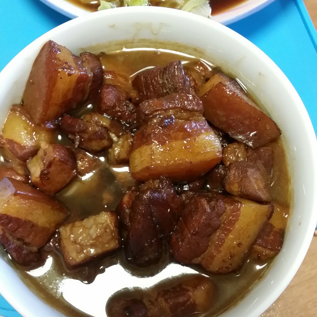 吃着碗里望着锅里的红烧肉