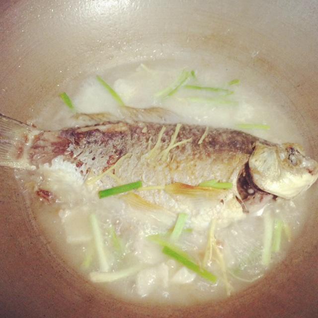 酸梅鲫鱼的做法