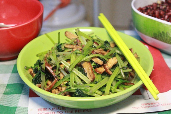 芹菜拌香干