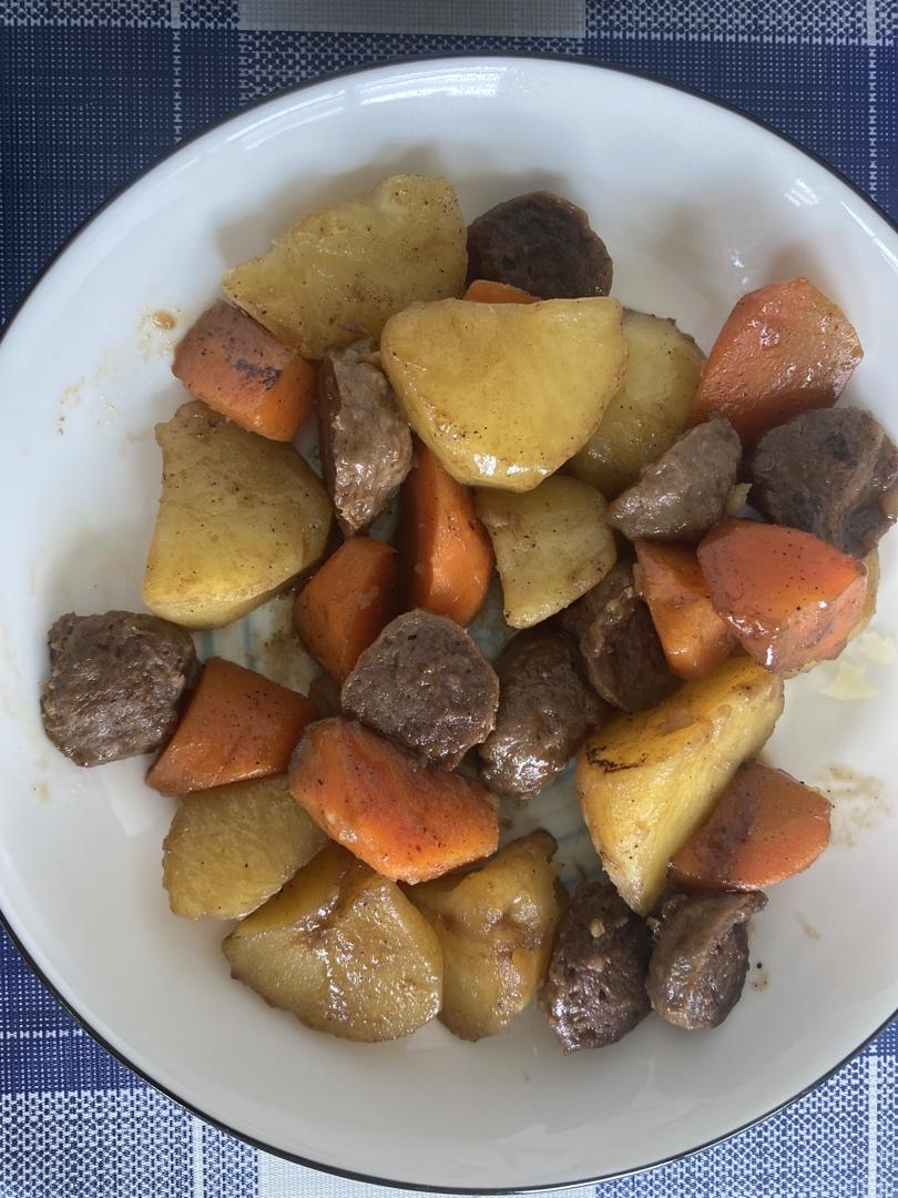 黑胡椒牛肉丸子炒土豆胡萝卜，一道菜解决一顿饭