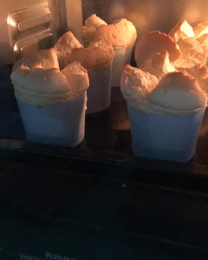 戚风杯子蛋糕^_^不开裂不回缩喔～