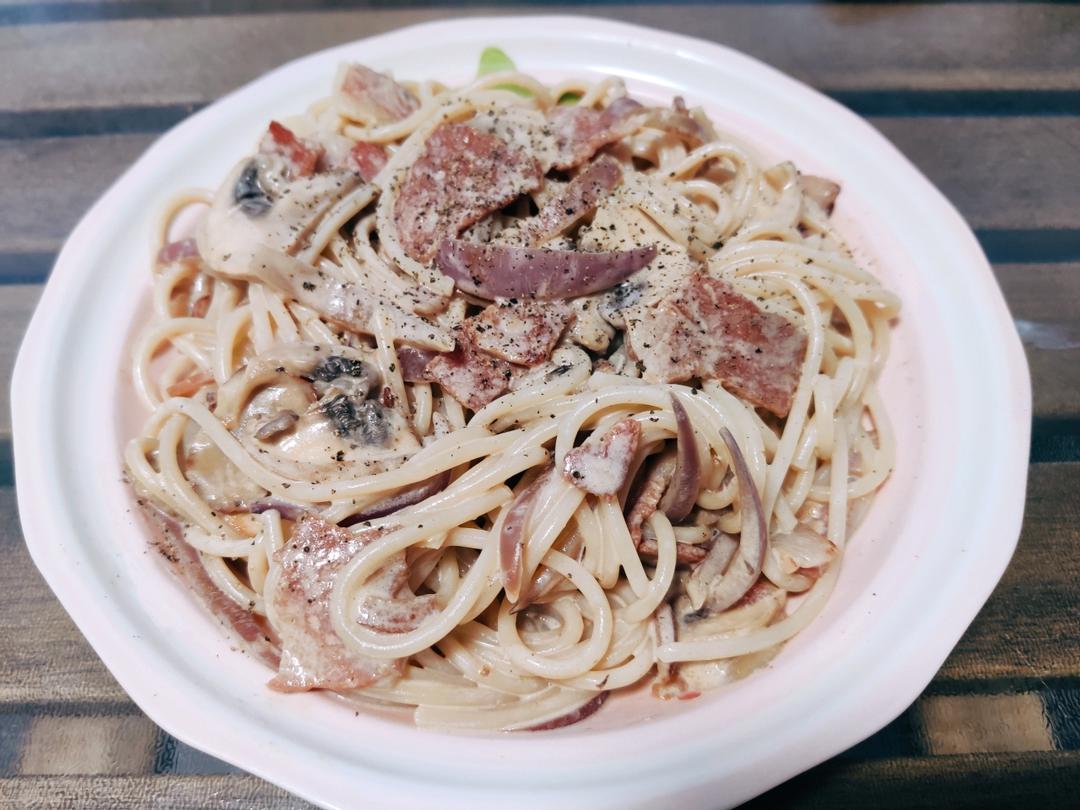 奶油蘑菇培根意大利面