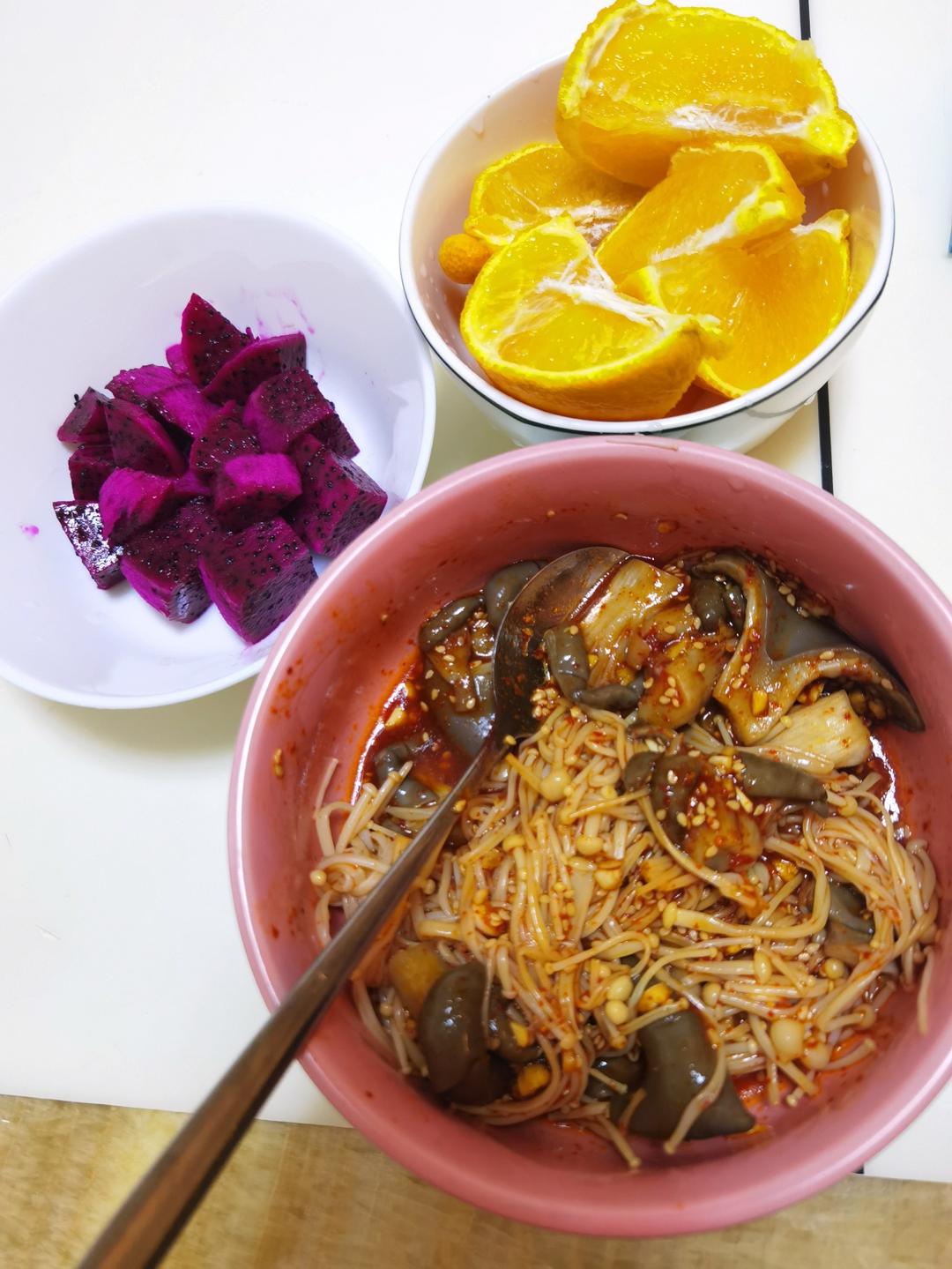 解馋减脂餐！酸辣开胃又下饭的菠菜拌金针菇