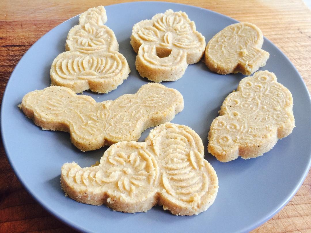 红帛做的黄豆糕