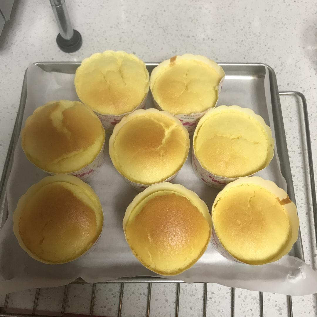 戚风杯子蛋糕^_^不开裂不回缩喔～