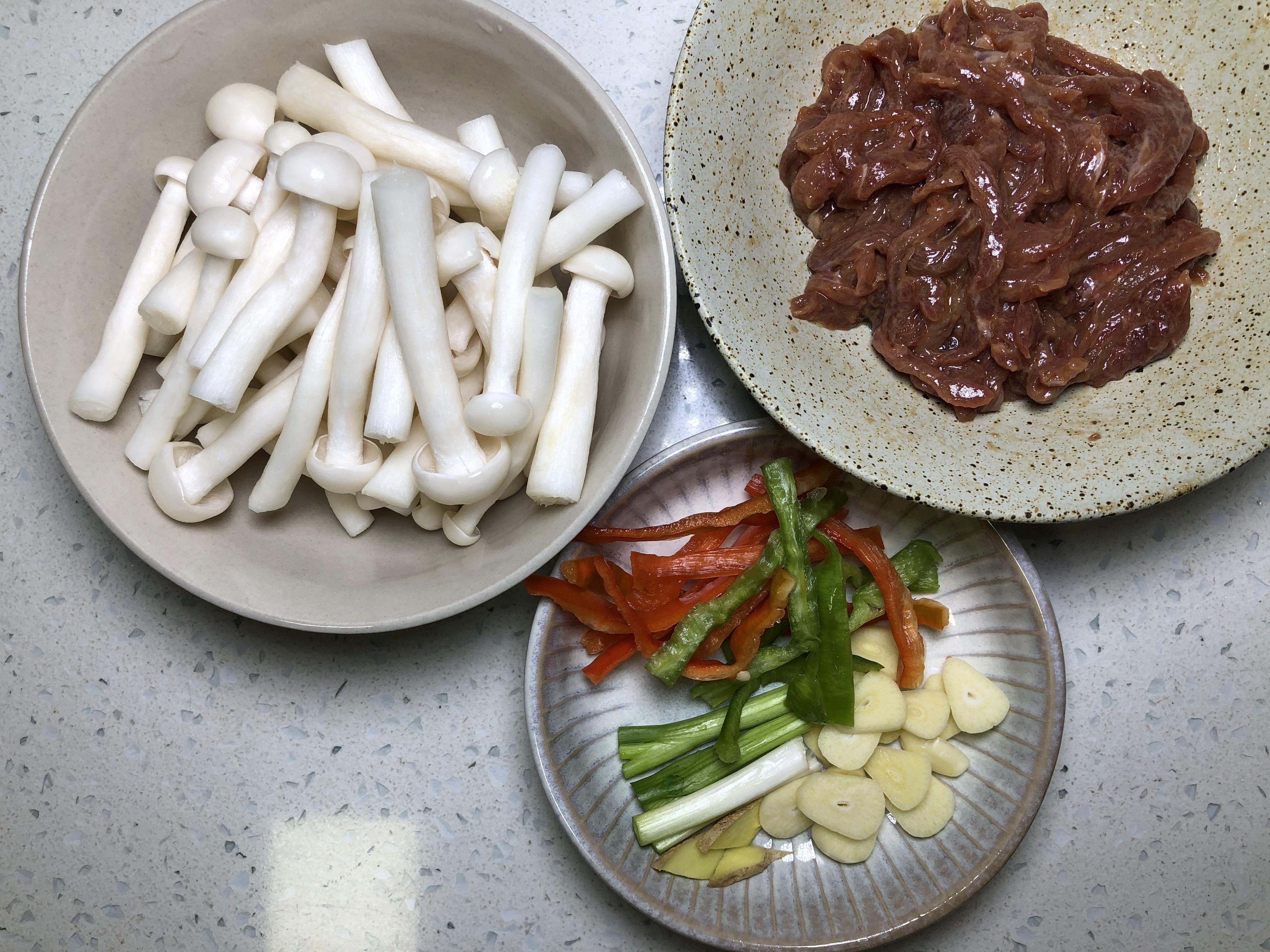 家常小炒‼️海鲜菇炒肉丝💯的做法 步骤1