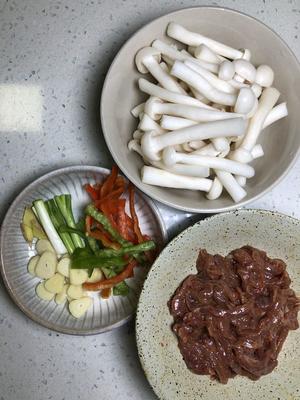 家常小炒‼️海鲜菇炒肉丝💯的做法 步骤1