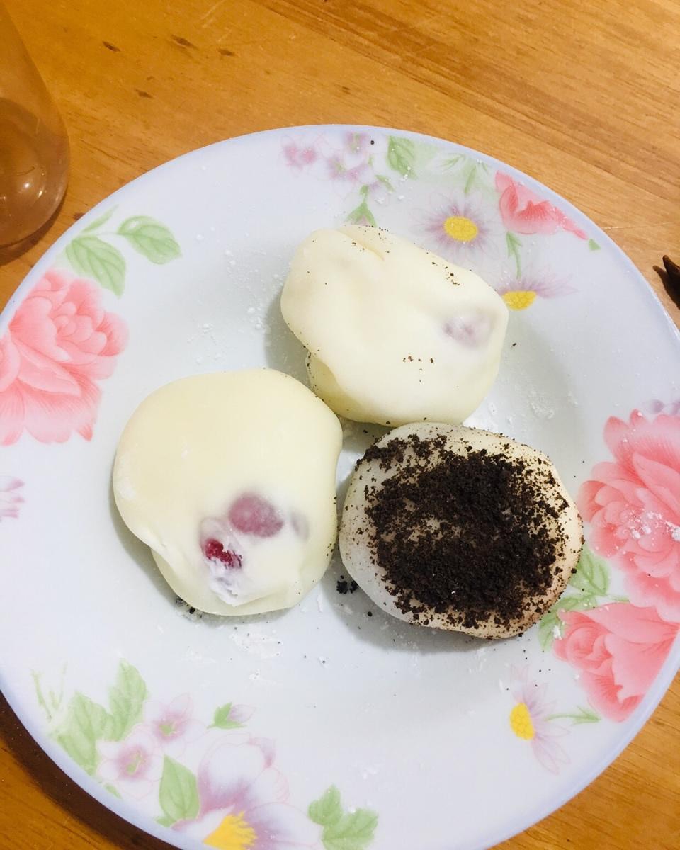 超详细零失败的雪媚娘教程
雪媚娘细白软糯，第一口咬QQ的皮再来就是里面是奶香怡人的淡奶油，裹着好吃的水果粒，口感丰富或咬到奥利奥咔呲咔呲脆。店铺里卖的雪媚娘还挺贵的，自己动手丰衣足食吧！其实做法也不难，快来一起动手吧！