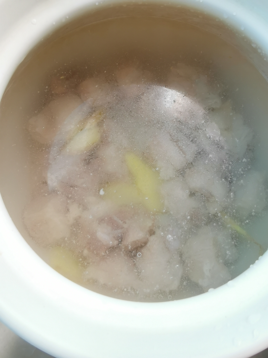 排骨玉米鲜笋汤的做法 步骤4