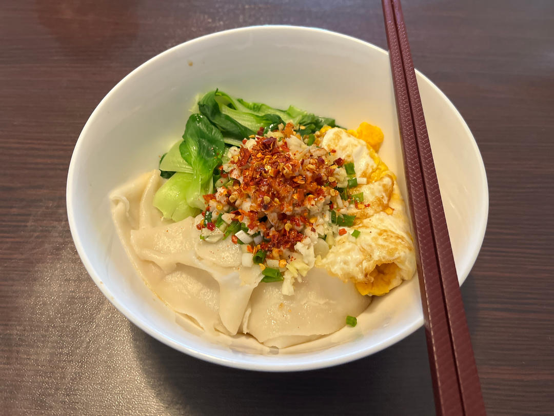 吃剩下的饺子皮用来做油泼面！好吃到流泪
