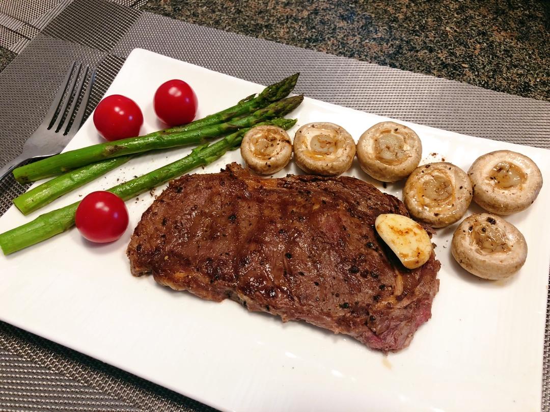 四分钟煎好一块鲜嫩多汁的牛排