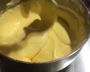 黄油蜂蜜海棉纸杯蛋糕的做法 步骤8