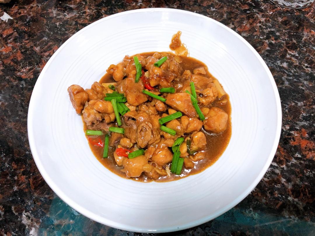 鸡腿肉这样炒，隔壁小孩都馋哭了---双椒炒鸡