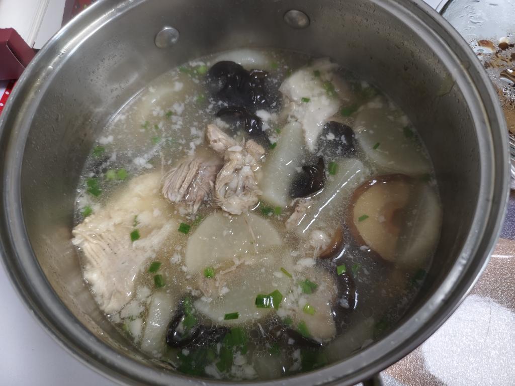 白萝卜蹄膀汤