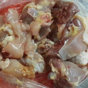 姬松茸老母鸡气锅汤的做法 步骤1