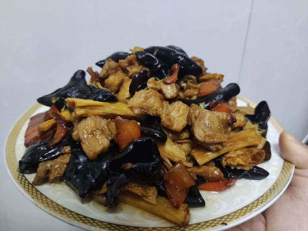五花肉烧腐竹