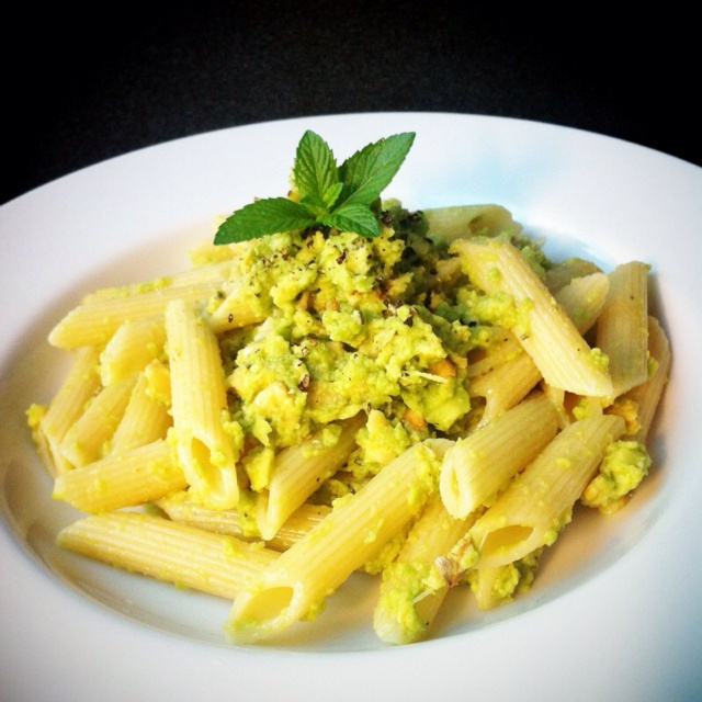 牛油果酱全麦意面