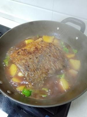 土豆炖青鱼段的做法 步骤3