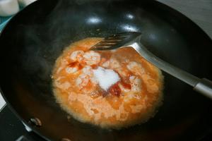 金银花茄汁大虾的做法 步骤5