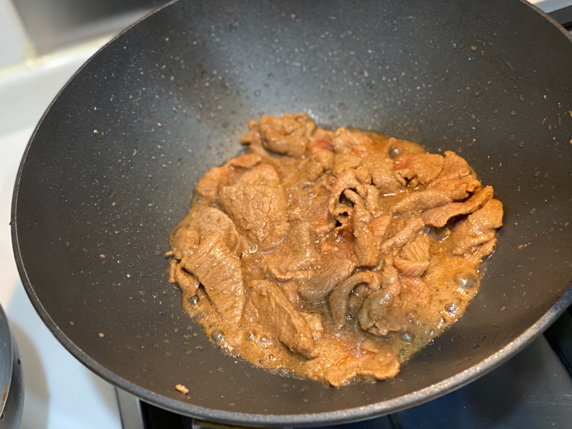 是食材也是调味 家常双鲜这样搭｜草菇炒牛肉的做法 步骤5