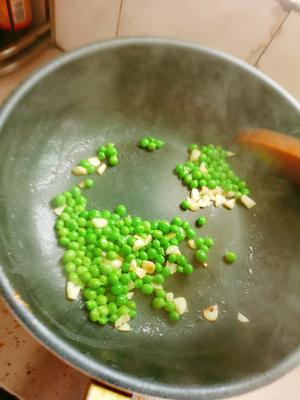 炒胡萝卜玉米豌豆的做法 步骤5