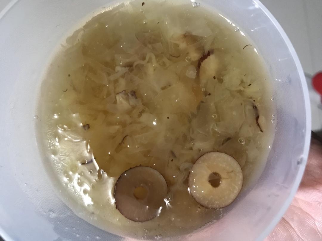 银耳莲子汤(养心驻颜、出胶快秘诀)