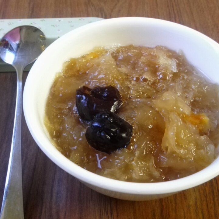 美容润肤 益气补血《桃胶皂角米百合银耳红枣羹》