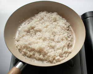 平底锅煮米饭--的做法 步骤2