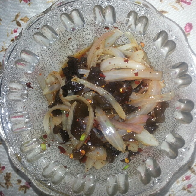 凉拌洋葱木耳菜
