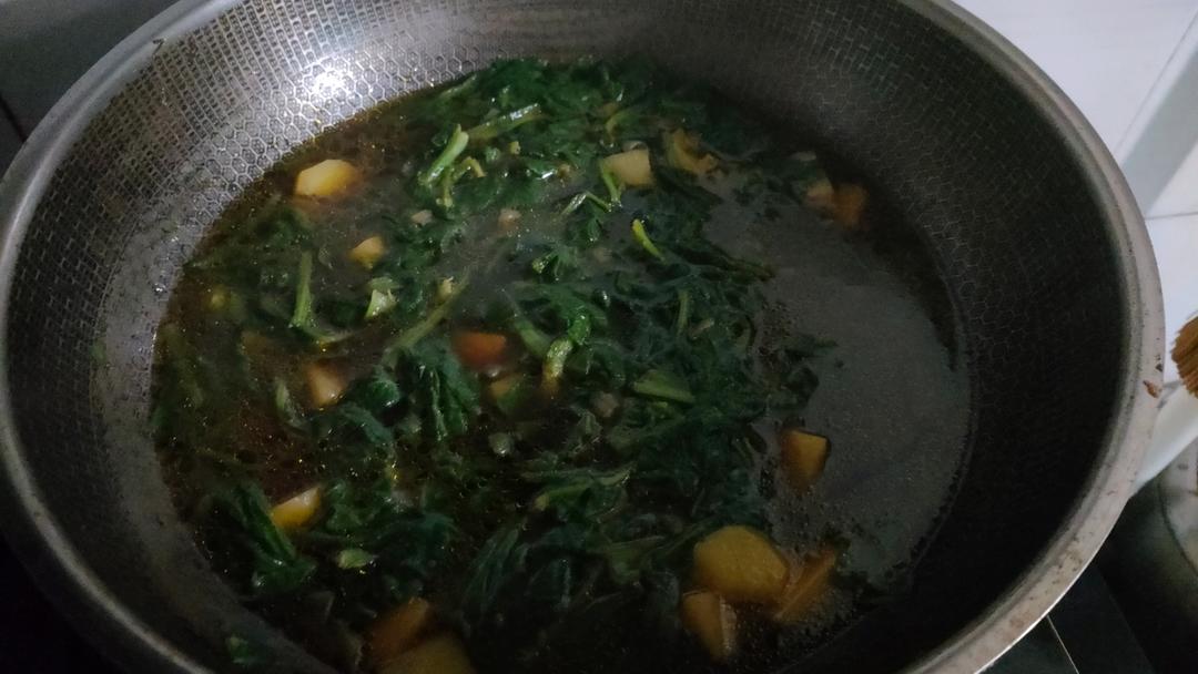 一周吃两次的小白菜炖土豆，孩子们特别喜欢吃